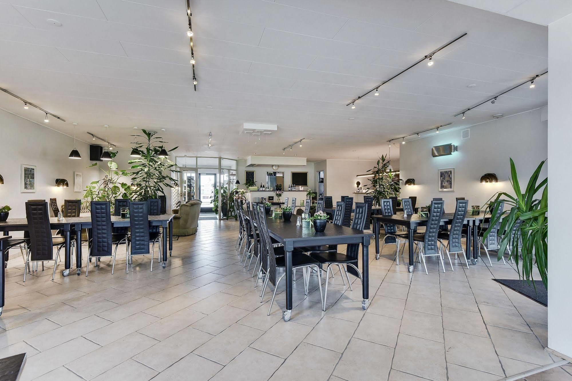 Hotel Varde Bagian luar foto